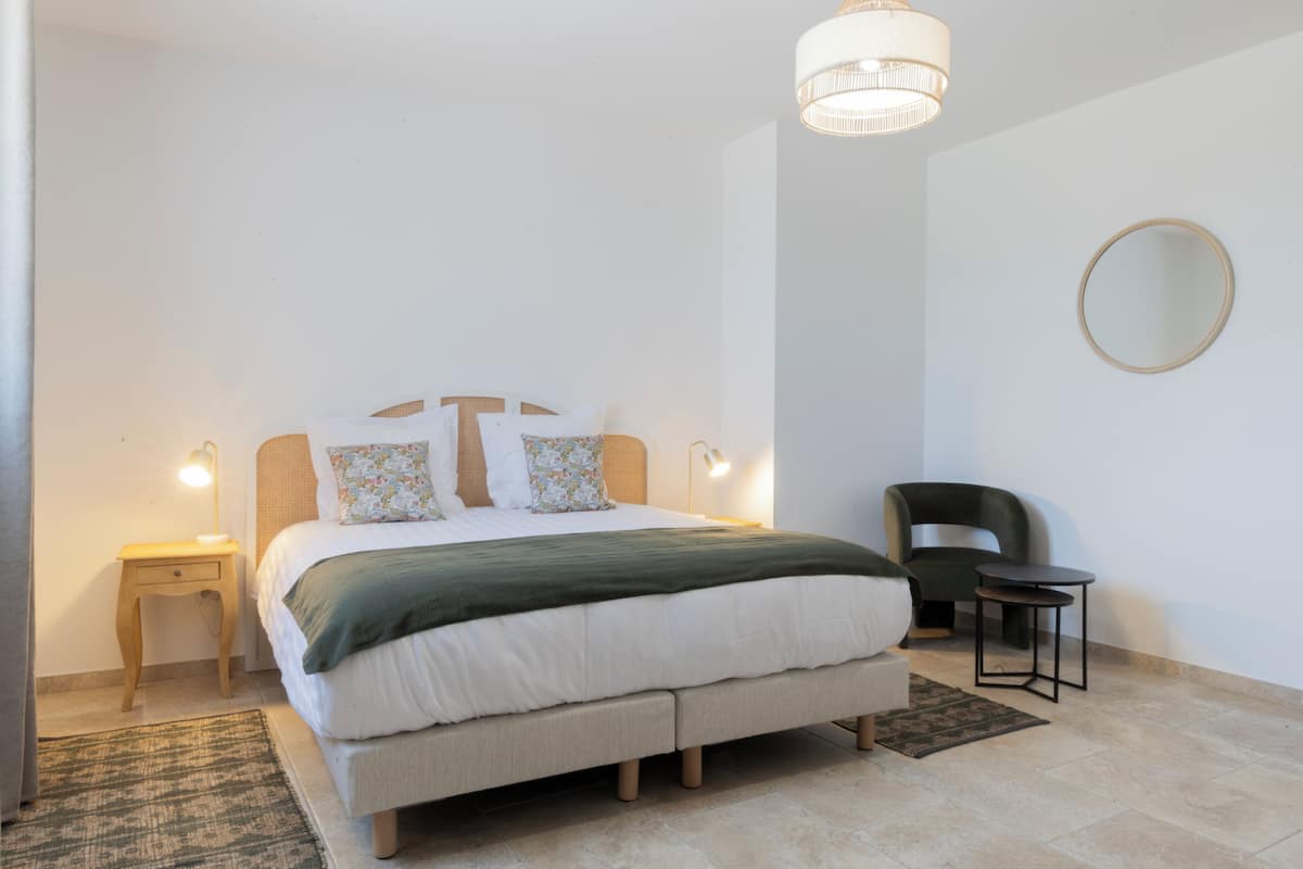 Individually furnished, laptop workspace, free WiFi, bed sheets