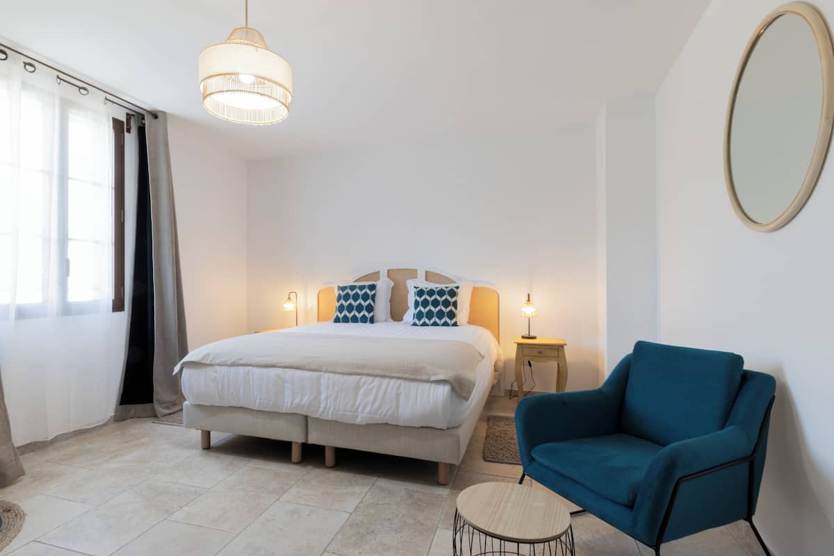 Individually furnished, laptop workspace, free WiFi, bed sheets