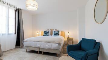 Chambre Confort Double ou avec lits jumeaux | Ameublement personnalisé, espace de travail pour ordinateur portable