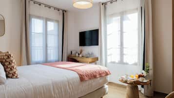 Individually furnished, laptop workspace, free WiFi, bed sheets