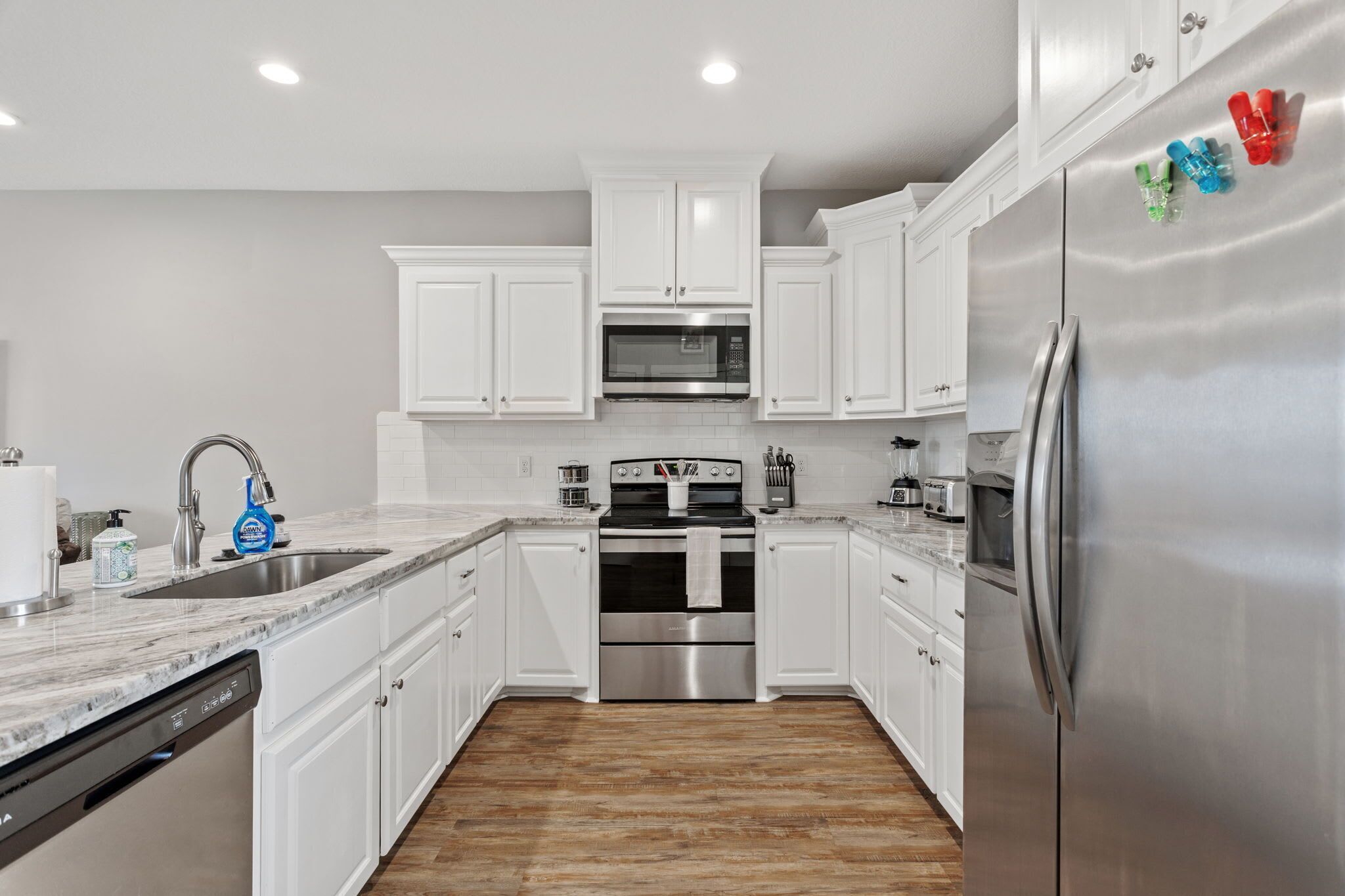 Geladeira, micro-ondas, fogão, cooktop