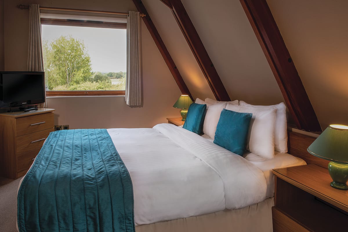 Burley Lodge | 2 bedrooms, Egyptian cotton sheets, premium bedding, pillow-top beds