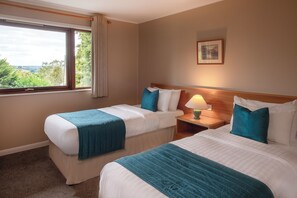 Cottesmore Lodge | Egyptian cotton sheets, premium bedding, pillow-top beds, desk - Rutland Hall Lakeside Lodges (Oakham)