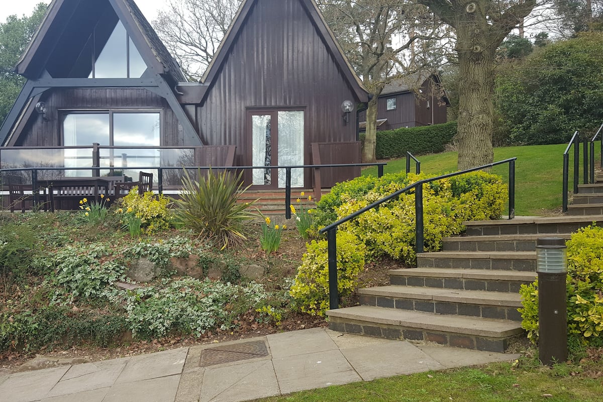Manton Lodge | 2 bedrooms, Egyptian cotton sheets, premium bedding, pillow-top beds