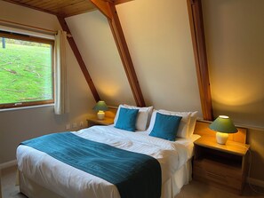 Exton Lodge | Egyptian cotton sheets, premium bedding, pillowtop beds, desk - Rutland Hall Lakeside Lodges (Oakham)