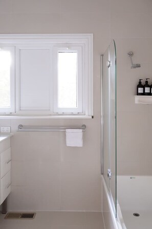 Hair dryer, towels - Elegant & Charming Balwyn Home (Balwyn North)
