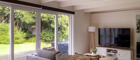 Een televisie en een open haard