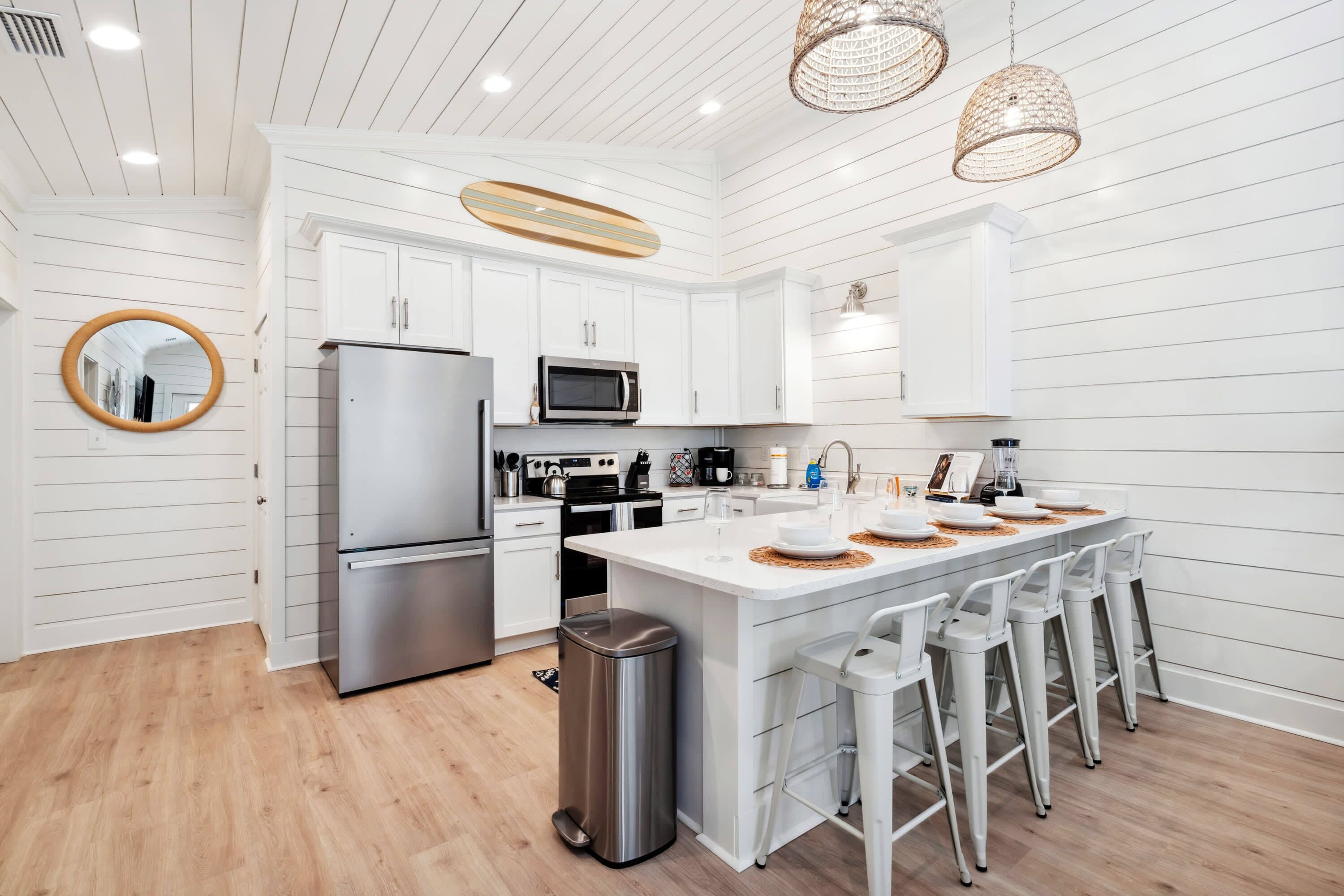 Een koelkast, een magnetron, een oven, een kookplaat