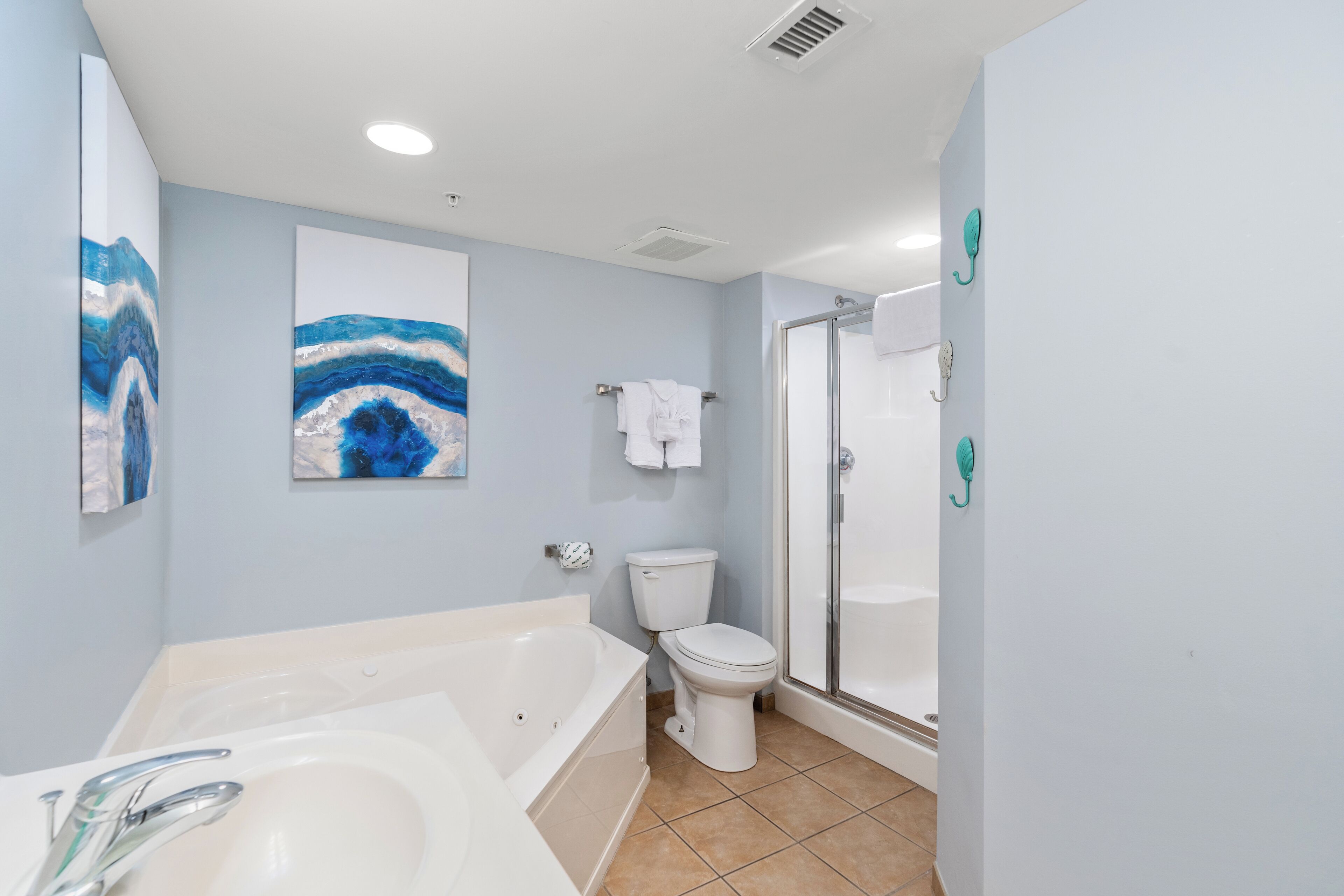 Un bagno moderno con vasca, servizi igienici e cabina doccia in vetro.