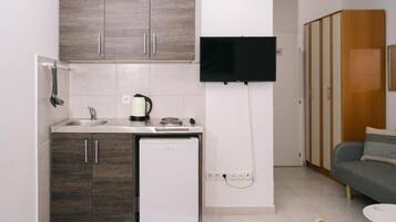 Room, 1 Bedroom, Balcony, Garden View | Room amenity