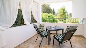 Camera, 1 camera da letto, balcone, vista giardino | Ristorazione all'aperto
