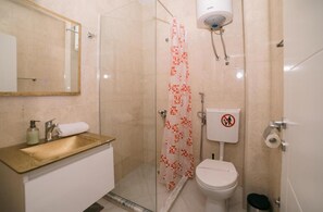Chambre, 1 chambre, balcon, vue sur le jardin | Commodités de la salle de bain