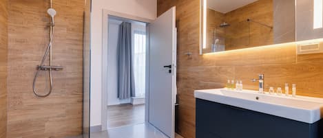 Superior Suite, Balcony | Bathroom