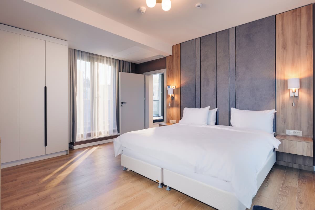 Superior Suite, Balcony | 1 bedroom, in-room safe, blackout drapes, soundproofing