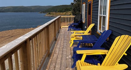 Bellecroft House - Beautifully renovated, stunning water-front getaway property