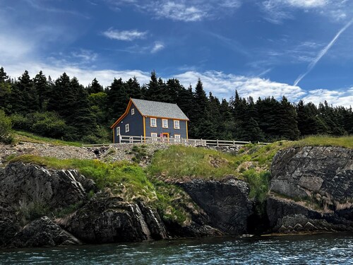 Bellecroft House - Beautifully renovated, stunning water-front getaway property