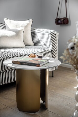 apartman, 1 kétszemélyes ágy, kilátással a városra | Nappalirész | Tévé