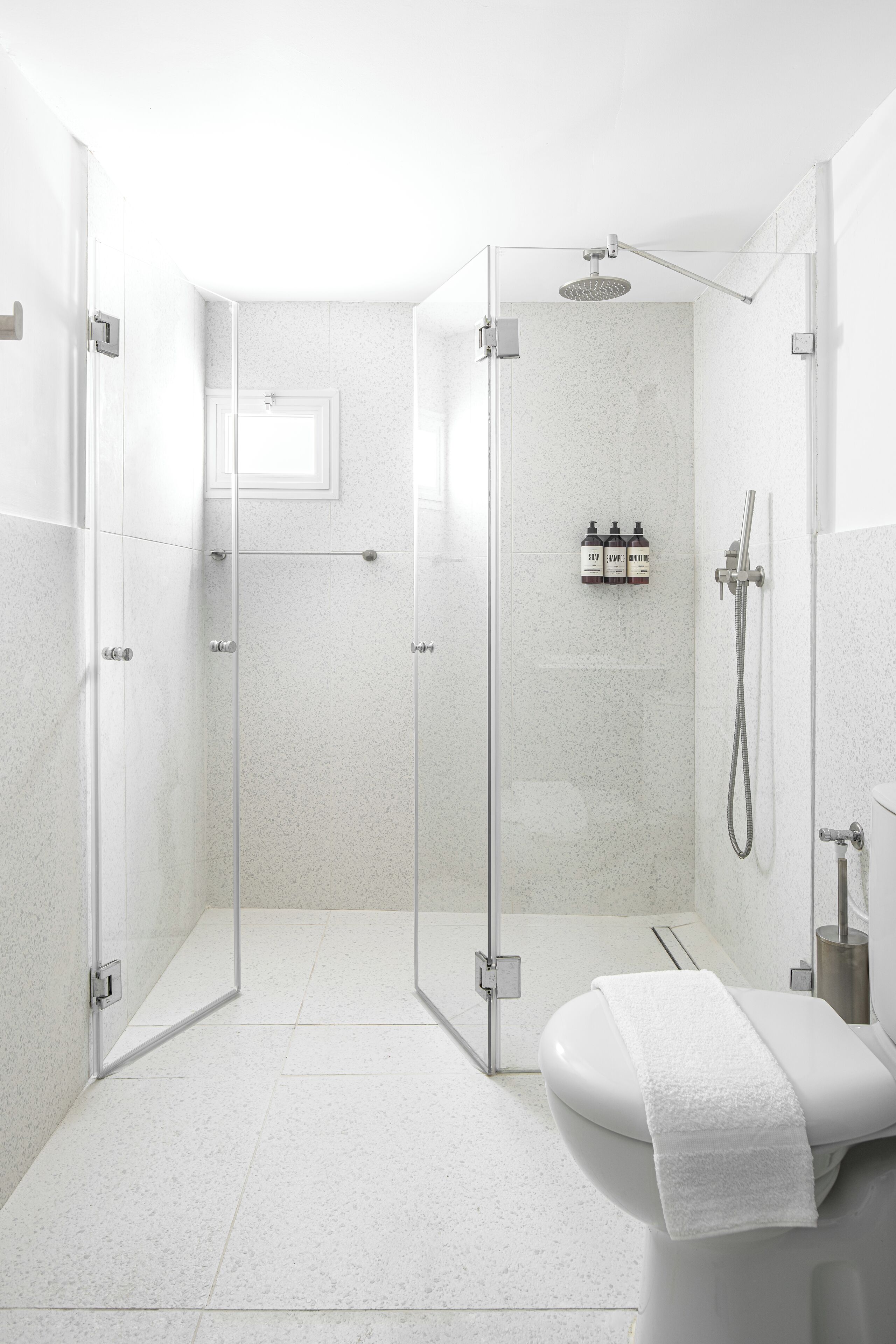 Departamento, 1 cama matrimonial, vista a la ciudad | Baño | Regadera, amenidades de baño gratuitas, secadora de cabello, toallas 