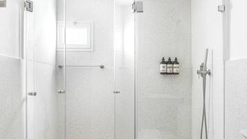 Departamento, 1 cama matrimonial, vista a la ciudad | Baño | Regadera, amenidades de baño gratuitas, secadora de cabello, toallas