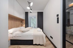 1 Schlafzimmer, Schreibtisch, Bügeleisen/Bügelbrett, Reisekinderbett