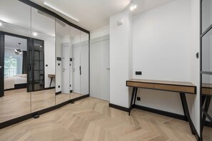 1 habitación, escritorio, tabla de planchar con plancha y cuna de viaje 