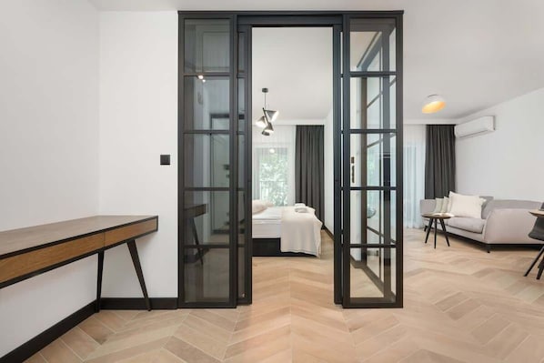 1 dormitorio, tabla de planchar con plancha, wifi y ropa de cama