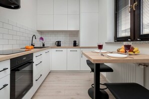 Frigorífico, horno, placa de cocina y lavavajillas