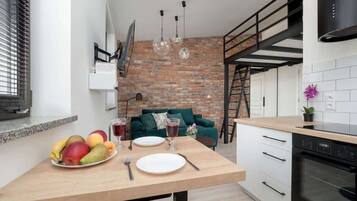 Jääkaappi, uuni, liesi, astianpesukone