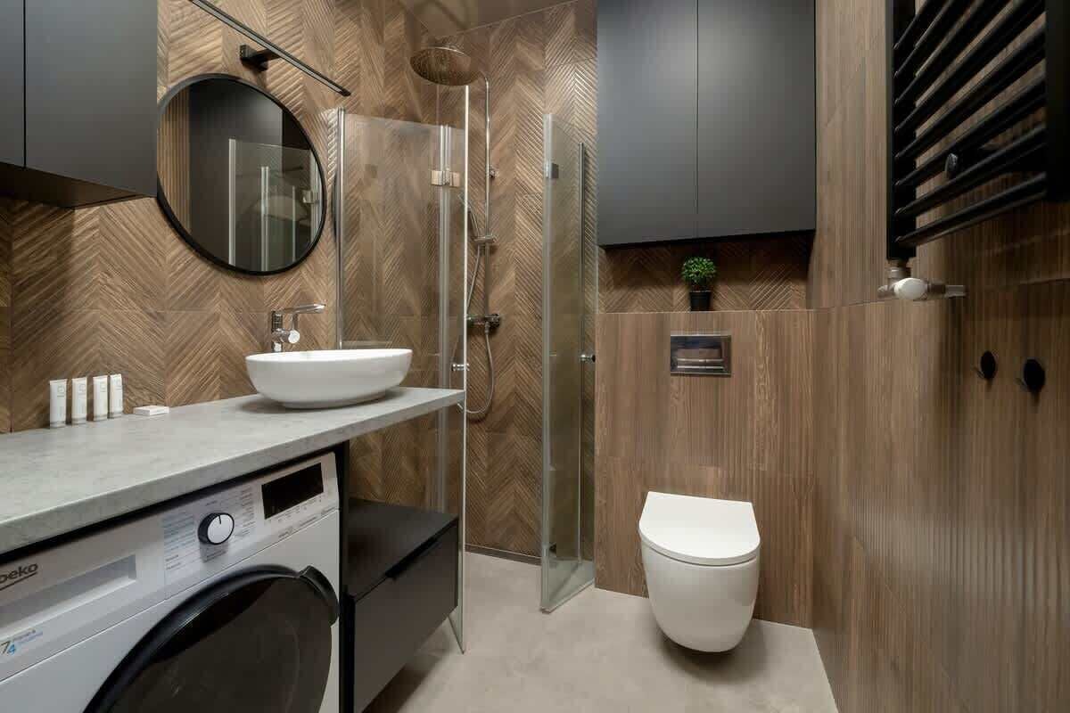 Shower, hair dryer, towels, shampoo