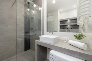 Shower, hair dryer, towels, shampoo