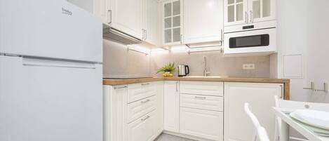 冰箱、微波炉、炉灶、厨具/餐具