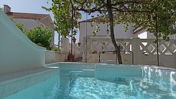 4 piscine all'aperto, lettini