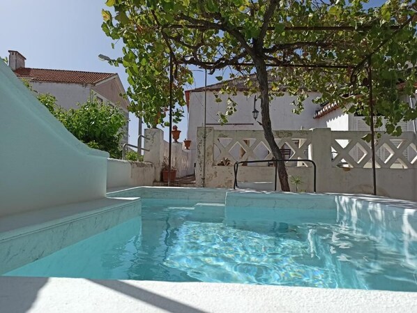 4 piscines extérieures, chaises longues