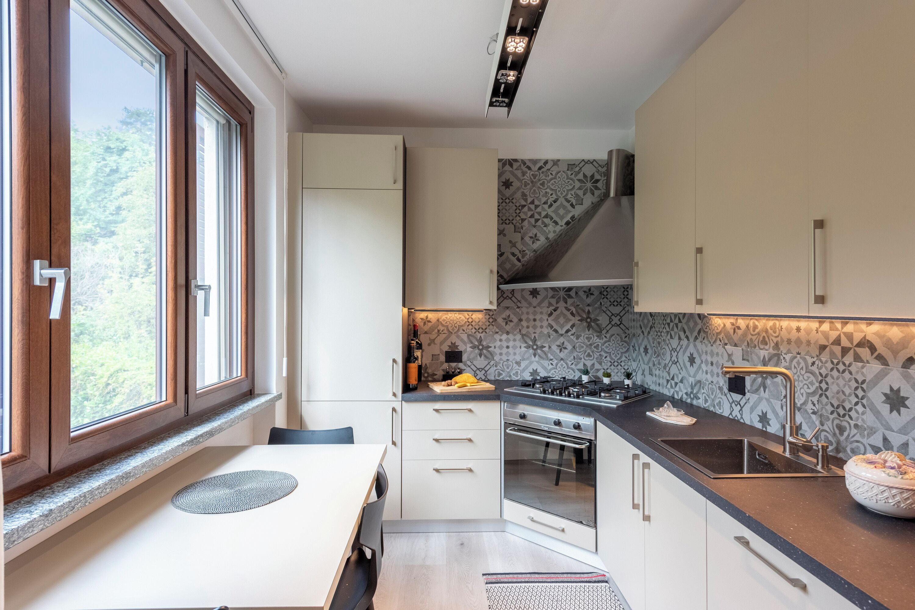 Family Townhome, Multiple Bedrooms, Mountainside (Il Dipinto Sul Lago Stresa Center) | Private kitchen