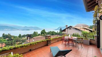 Family Townhome, Multiple Bedrooms, Mountainside (Il Dipinto Sul Lago Stresa Center) | Outdoor dining