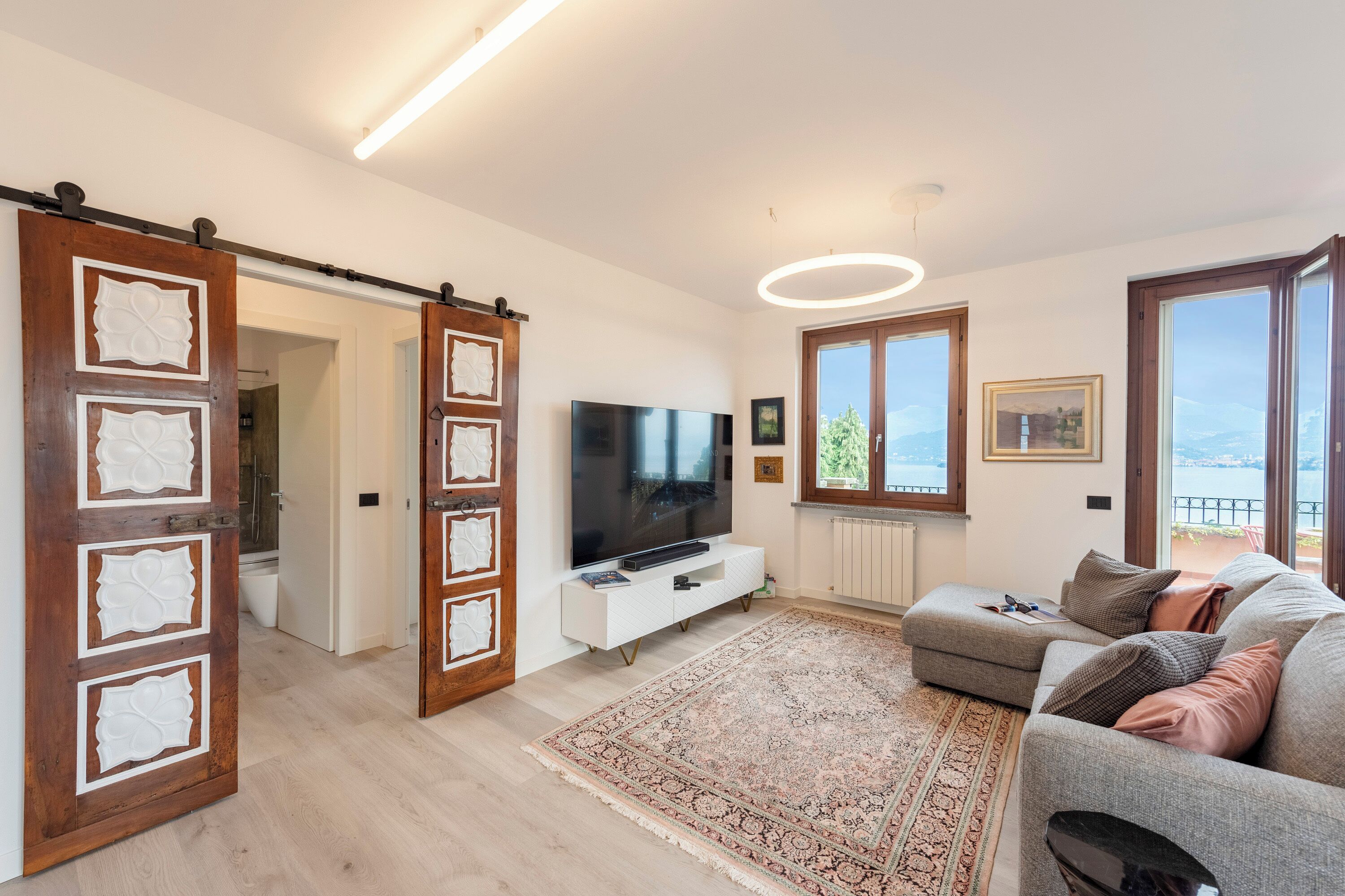 Residenza familiare, camere multiple, lato montagna (Il Dipinto Sul Lago Stresa Center) | Area soggiorno | TV