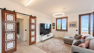 Residenza familiare, camere multiple, lato montagna (Il Dipinto Sul Lago Stresa Center) | Area soggiorno | TV