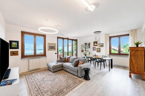 Familie resortwoning, 2 slaapkamers, magnetron (Il Dipinto Sul Lago Stresa Center:) | Woonruimte | Televisie