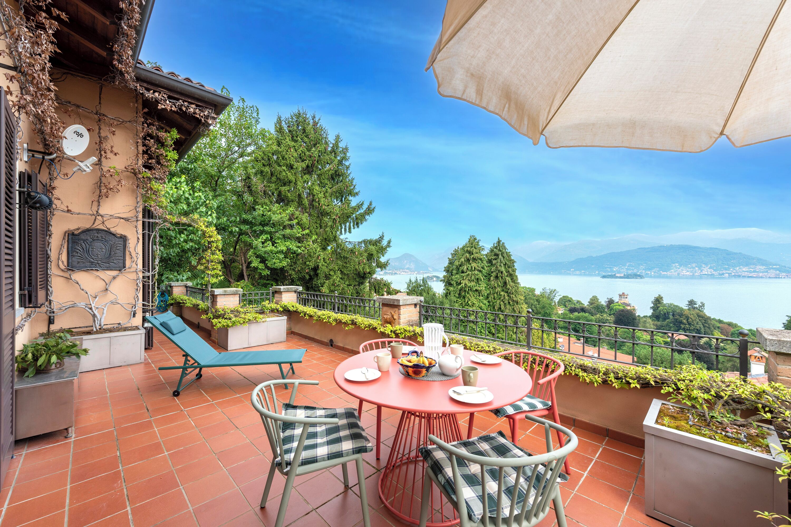 Family Townhome, Multiple Bedrooms, Mountainside (Il Dipinto Sul Lago Stresa Center) | Outdoor dining