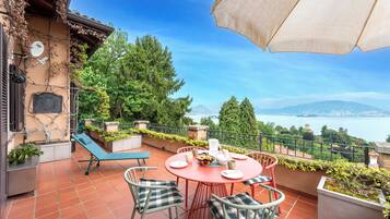 Family Townhome, Multiple Bedrooms, Mountainside (Il Dipinto Sul Lago Stresa Center) | Outdoor dining
