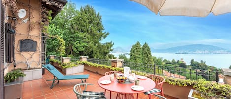 Casa de ciudad familiar, varias habitaciones, junto a la montaña (Il Dipinto Sul Lago Stresa Center) | Restaurante al aire libre