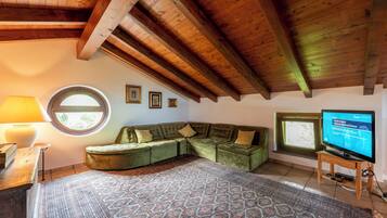 Residenza familiare, camere multiple, lato montagna (Il Dipinto Sul Lago Stresa Center) | Area soggiorno | TV