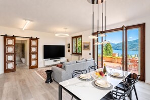 Family Townhome, 2 Bedrooms, Microwave, Mountainside (Il Dipinto Sul Lago Stresa Center:) | Bahagian dalam