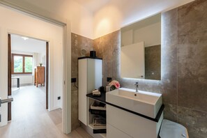 Ducha, secador de pelo, bidet, toallas