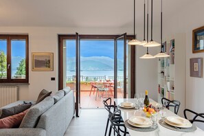 Familie resortwoning, meerdere slaapkamers, uitzicht op gebergte (Il Dipinto Sul Lago Stresa Center) | Dineren