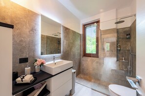 Family Townhome, Multiple Bedrooms, Mountainside (Il Dipinto Sul Lago Stresa Center) | Bathroom | Shower, hair dryer, bidet, towels - Il Dipinto Sul Lago Stresa Center (Stresa)