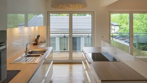 Appartement Deluxe, vue montagne | Cuisine privée | Machine à expresso, cafetière/bouilloire, chaise haute