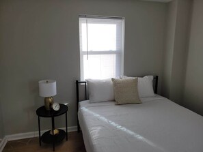 3 habitaciones, tabla de planchar con plancha, wifi y ropa de cama 