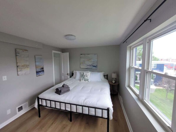 3 habitaciones, escritorio, tabla de planchar con plancha y wifi 