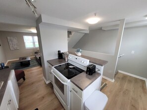 冷蔵庫、電子レンジ、オーブン、コンロ